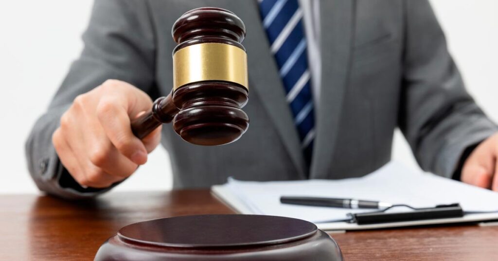 Ação Trabalhista: Vínculo Empregatício com Contrato PJ. Saiba os detalhes e consequências legais desta declaração.