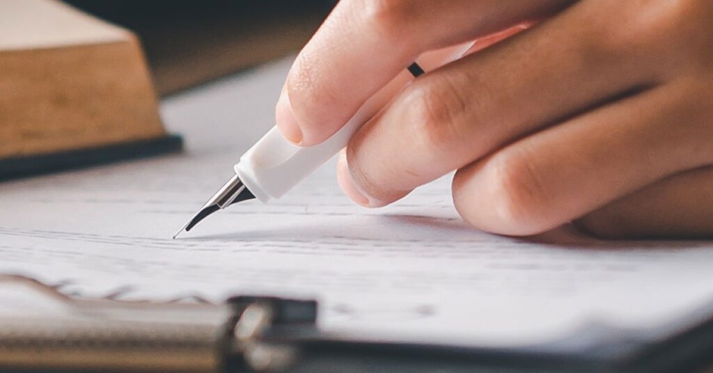 Juiz assinando sentença de Ação Cível por Danos Morais. Conheça o Agravo Interno em Recurso Especial relacionado ao caso.